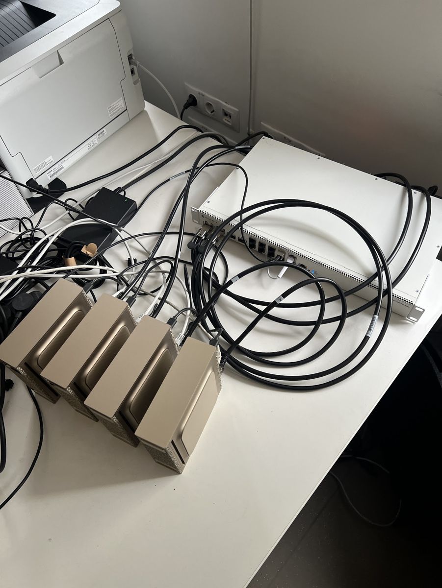 DGX Spark AI klasteris: 4x NVIDIA DGX Spark + MikroTik CRS812 + 4x 200G DAC (paleistas DeepSeek V4.1 Flash)
