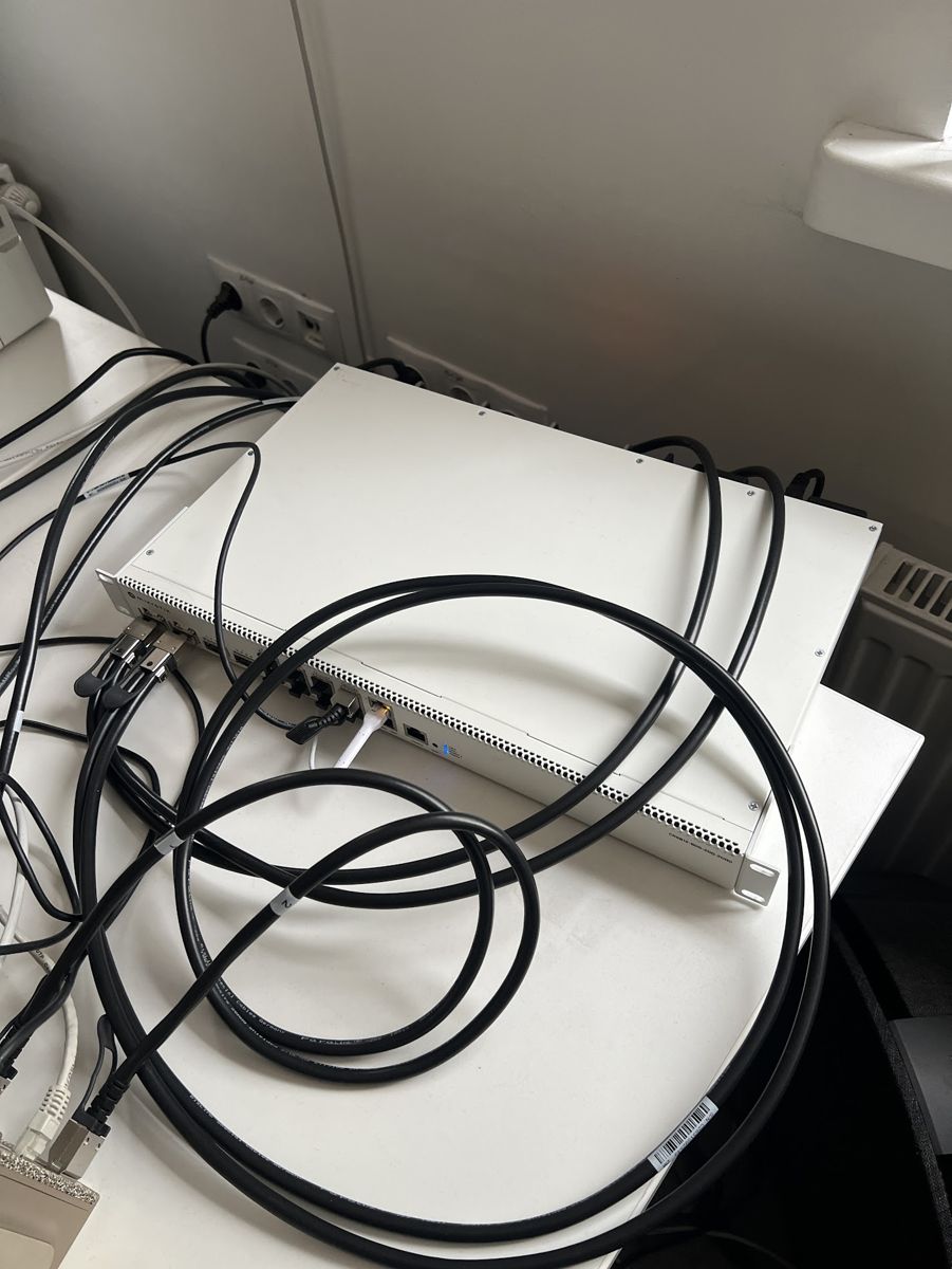 MikroTik CRS812-8DS-2DQ-2DDQ-RM 400G/200G/50G switch